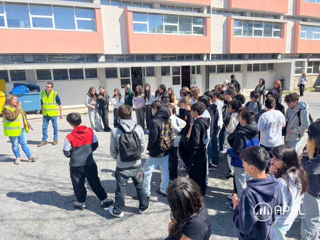 Técnicos da APAL-SIM numa sessão de sensibilização no Agrupamento de Escolas da Sé, no âmbito das comemorações do Dia Mundial da Água.